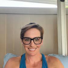 Good Samaritan Helps Geese Family Cross Busy Road in Jacksonville