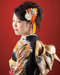 後姿で魅せる 振袖の魅力 それは後姿にあります 若さを象徴する華やかな変わり結びが 成人式にふさわしい豪華さを演出してくれます 振袖名古屋市 振袖名古屋 名古屋市の振袖美人 振袖 後姿 成人式