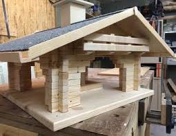 Infos rund um die uhr unter +49 4921 95 333 47. Vogelhaus Fly In Vogelhaus Futterhaus Blockhaus Vogelhaus Selber Bauen Vogelhaus Bauanleitung