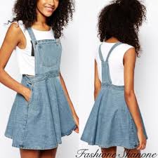 Avec la chaleur, les combinaisons courtes de salsa sont la meilleure option. Robe Salopette En Jean