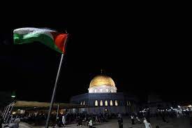 رفع العلم الفلسطيني امام مصلى قبة الصخرة المشرفة في المسجد الأقصى المبارك taj mahal building landmarks