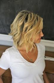 The perfect waves for short hair are bouncy and fun. Outfit Ideas Fashion Trends Exposed Hair Styles Short Hair Waves Short Hair Styles