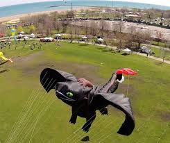 Peter Lynn Kite Factory in Ashburton, New Zealand built this kite in the  shape of 'Night Fury' or A.K.A. Toothless from the famous movie How To  Train Your Dragon. Looks wonderful, doesn't