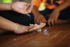So apa kata anda buat kan permainan tradisional ini untuk diperkenalkan dengan mereka. Batu Seremban Permainan Kanak Kanak Zaman Dahulu Mawardi Yunus