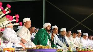 Habib syech mempunya 5 putra yang bernama fatimah, muhammad bagir, umar, abu bakar, dan toha. Habib Syech Hadir Di Tanahlaut Bersalawat Ribuan Jemaah Padati Stadion Pertasi Kencana Pelaihari Banjarmasinpost Co Id