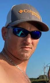 Ellis Mercer's Instagram, Twitter & Facebook