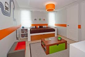 Salle Jeux Enfants Idee Luminaire Orange Eclairage Chambre Design Table Basse Bois Tapis De Sol Canape Marron Boy Room Paint Cool Boys Room Modern Kids Room