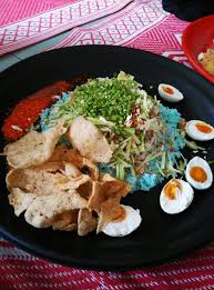 Goreng kering kelapa parut di dalam kuali hingga kekuningan. Belajar Masak Nasi Kerabu Inani Hazwani