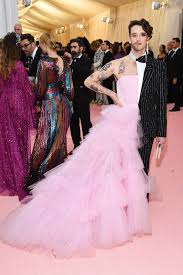 10 hours ago · dan levy is making his debut at the 2021 met gala on monday, and while the schitt's creek cocreator is excited for his first met ball, the multihyphenate is most looking forward to people. Met Gala 2019 See All Of The Red Carpet Looks Vanity Fair
