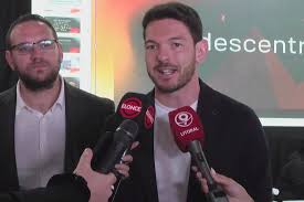 Assya nasdas nue Mais cette fois, le direct a rapidement