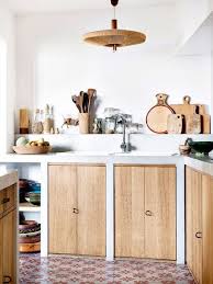 Des Meubles Et Accessoires En Bois Brut Qui Apportent Toute L Authenticite A Cette Cuisine De Char Cuisine Moderne Blanche Interieur De Cuisine Cuisine Moderne
