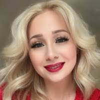 Tara Pearson's Instagram, Twitter & Facebook