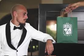 Joel nathaniel campbell samuels is a costa rican professional footballer who plays for italian club frosinone and the costa rica national team as a forward b. Nicolas Sosa Disguises Himself As Luis Miguel And Announces Joel Campbell World Today News