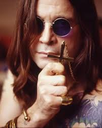 Novas fotos aéreas acabaram de sair da mansão de Ozzy Osbourne no Reino  Unido -- revelando onde o Príncipe das Trevas foi enterrado. 🕊️ 📸 Getty