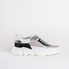 Pour elle, sera le combiné espadrilles plates avec short en jean et blouse légère ou espadrille compensée et robe fluide. Basket Femme Semelle Compensee Avril Reqins