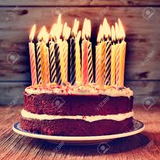 Die leckere puddingcreme macht den kuchen perfekt. Ein Kuchen Mit Einigen Brennenden Kerzen Gekront Bevor Sie Den Kuchen Auf Einem Rustikalen Holztisch Mit Einer Gefilterten Effekt Ausblasen Lizenzfreie Fotos Bilder Und Stock Fotografie Image 47553860