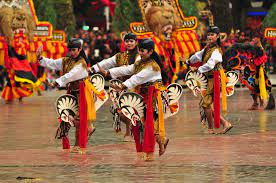 Kuda lumping juga disebut jaran kepang atau jathilan adalah tarian tradisional jawa menampilkan sekelompok prajurit tengah menunggang kuda. Heboh Kuda Lumping Dari Malaysia