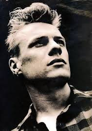 Comment ça se fait qu'un des musiciens les plus beaux de l'histoire du rock  n' roll ne soit pas là dans VLB ? Je vous présente Larry Mullen Jr, le  batteur de