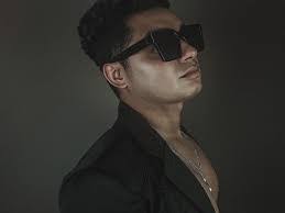 Moises Nieves's Instagram, Twitter & Facebook