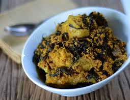 Tumbuk cili padi bersama kunyit.gaulkan ngn daging masukkan serai…masukkan santan.tunggu nak gelegak masukkan asam keping dan garam secukup rasa….siap…. Resipi Rendang Ayam Daun Maman Dapur Tanpa Sempadan