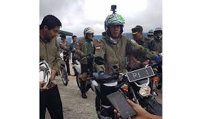 Sebuah video seorang pria sedang naik skuter matic diduga menjadi korban penjambretan di pria yang berada di belakang sepeda motor itu lalu menarik tas selempang yang dipakai oleh pria. Naik Motor Trail Presiden Akui Medan Di Papua Berat