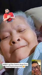Edisi Video Call.., Lagi Bobo dan denger suara Daniel langsung bangun..lalu  mulai nangis dan setelah itu senyum dikit dan akhirnya tertawa lebar  😁..setelah video call di foto keponakan muka Mamah. ...
