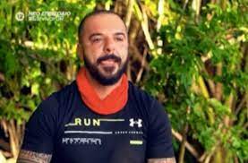 Programda, yarışmacılar yerleşim yerinden uzak bir bölgede soyutlanarak; Giati O Triantafyllos Exei Trelanei Toys Toyrkoys Paragwgoys Sto Survivor Iciao