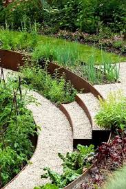 I Kdyz Je Plocha Vyclenena Pro Zahradu Mala Nebo Dokonce Uzka Nema Smysl Ji Dale Zmensovat Nebo Do Galerie M Sloped Garden Landscape Design Garden Design