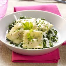 Selbstgemachte Krauter Ravioli Mit Kase Nussfullung Rezepte Lebensmittel Essen Ravioli Fullung