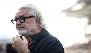 Dopo flavio briatore, famoso tycoon della formula 1 e delle discoteche billionaire in costa silvio berlusconi è stato ricoverato a milano al san raffaele per accertamenti dopo che è risultato positivo. H5wm1srxwsjs M