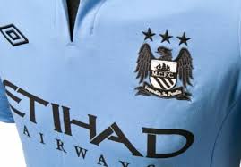 This logo was used as a corporate logo in the 1960's before being used on kits. Istoriya Formy Manchester Siti Footykits Ru Vse O Futbolnoj Forme