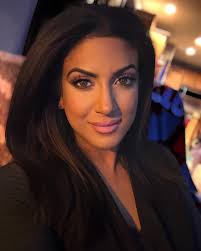 Taking a bunch of selfies before Christmas dinner with friends! ♥️🎄