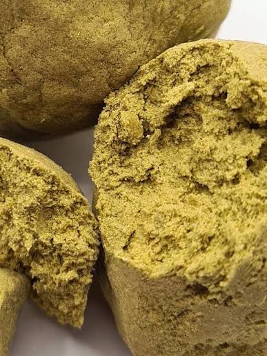 Dry sift Haschisch kaufen online mit feinkörniger Goldstruktur im Shop