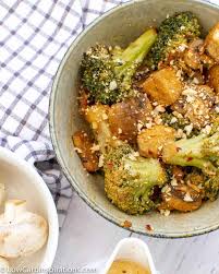 Toss tofu cubes with 1.5 tablespoons cornstarch, 1/4 teaspoon each of white pepper powder and salt. Tofu Stir Fry With Broccoli Mushrooms Low Carb Inspirations