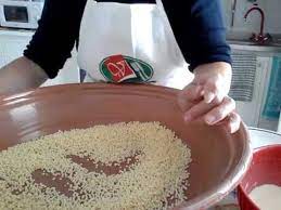 Sa fregua o fregula sarda è una delle paste tipiche della tradizione sarda. Fregula Sarda Fatta A Mano Breve Dimostrazione Youtube
