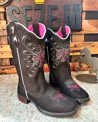 Estilo que inspira confian&ccedil;a: conhe&ccedil;a a bota texana feminina que combina  com voc&ecirc;! 🤩 Compre a sua! WhatsApp: 📲(16)99206-2902 📲(16) 99329-6992 .  #acessorioscountry #atacado #agro #botatexana #botas #botaspersonalizadas  #brinde #bon&eacute; #bruta ...