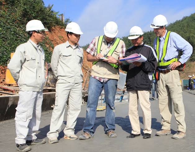 Quần áo giám sát công trình và đồ bảo hộ đầy đủ