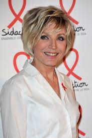 Chef du service météo de tf1 depuis 2000, elle prend par ailleurs, evelyne dhéliat fait également des interventions dans le journal télévisé de 20h de laurence ferrari depuis fin 2008. Evelyne Dheliat Tf1 Se Confie Sur Ses Habitudes Pour Garder La Forme A 71 Ans