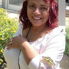 Mi mamá me dejó en la puerta… y no volvió. Tenía 6 años. Me llevaba de la  mano, apretando fuerte, como si le doliera hacerlo. Golpeó la puerta de una  casa desconocida.