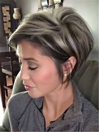 20 Women's Short Haircuts for a Youthful Appearance