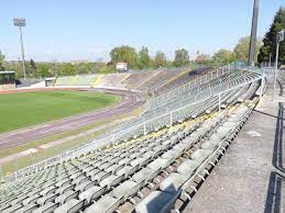 Fc augsburg is een duitse voetbalclub uit augsburg, beieren.de club ontstond in 1969 door een fusie tussen bc augsburg en tsv schwaben augsburg.sinds 2011 speelt augsburg op het hoogste niveau in duitsland, de bundesliga.in het seizoen 2015/16 speelde de club voor het eerst europees voetbal, in de europa league 2015/16.augsburg speelt zijn thuiswedstrijden in de wwk arena, die plaats biedt aan. Rosenaustadion Stadion In Augsburg