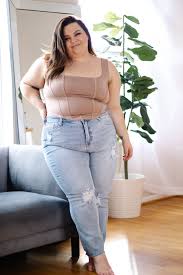 Roamans has petite sizes from size 12wp right up to 44wp, although most styles stop at 34wp good range of plus size petite for a smaller retailer. How To Style Plus Size Mom Jeans Natalie In The City A Chicago Petite Plus Size Fashion Blog By Natalie Craig