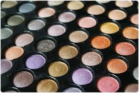 Blaue augen kommen seltener vor im vergleich zu anderen augenfarben, und sind etwas ganz besonderes, deshalb ist es wichtig, beim schminken sie richtig in szene zu setzen. Richtig Schminken Augen Make Up Ganz Einfach Teil 2 Zentraldrogerie Magazin