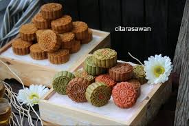 Kuih bulan adalah sejenis kuih cina yang sering dimakan sewaktu perayaan pertengahan musim luruh atau perayaan kuih bulan. Halal Mooncake Citarasawan Atau Kuih Bulan Blog Kakwan