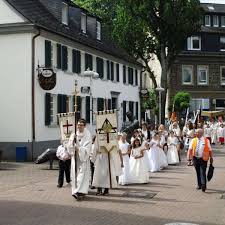 Wenn sie erfahren wollen, was für eine vielfalt von solchen teppichen es gibt, werfen sie einen blick auf die folgenden bilder ein. Bilder Prozession An Fronleichnam In Werdohl Werdohl