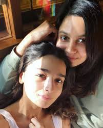10 Potret Sister Goals Alia dan Shaheen Bhatt, Selalu Kompak