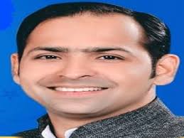 Babu Narayan Singh, who was the Deputy Chief Minister of the state, Saeed  Murtaza, who was MP and grandson of Akhtar Hasan in the field