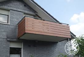 Alu Balkonbretter Der Marke Rexoboard Naturlicher Look Robuste Qualitat Diesen Balkon Schmucken Unsere 150 Balkon Gelander Design Balkonentwurf Fassade Haus