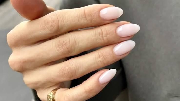 Milky nails': 4 esmaltes branco leitoso para unhas chiques, elegantes e discretas