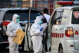 Di dalam mobil ambulans ada tempat tidur untuk orang sakit. Setahun Kerja Bersama Antara Interaktif Vol 33